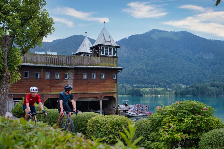Riding along the beach promenade in Fuschl am See with your Gravelbike is beautiful.