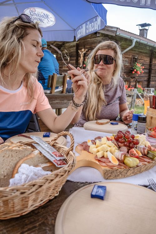 Die Käsealm Straubing liefert köstliche Käse- und Wurstspezialitäten aus der Region sowie Süßspeisen und Getränke für Radfahrer.