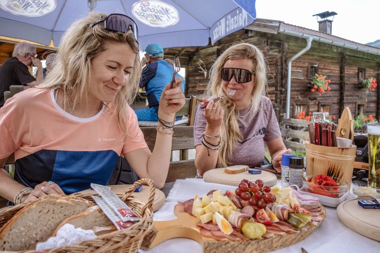 Die Käsealm Straubing ist ein Muss für Radfahrer in der Kitzalpenregion. Die besten Käse und Wurstwaren, kühle Getränke.