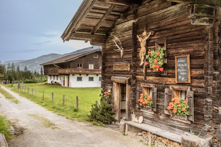 Die kleinen Almhütten wie die Käsealm Straubing in den Kitzbüheler Alpen sind gemütlich und versorgen die Radler mit köstlicher regionaler Küche.