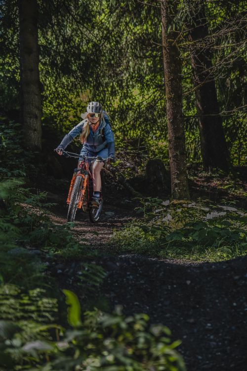 Der Harschbichl-Trail bringt euch mit dem Mountainbike durch den Wald und über einige offene Stellen mit Norshore Elementen wieder hinunter nach St. Johann in Tirol.