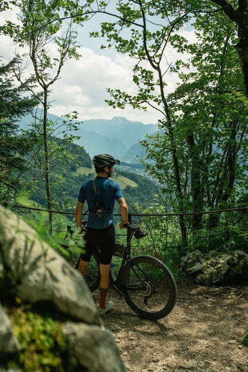 Die Aussicht vom Ewige Wand Trail auf Bad goisern genießt man am besten bei einer Gravelbiketour!