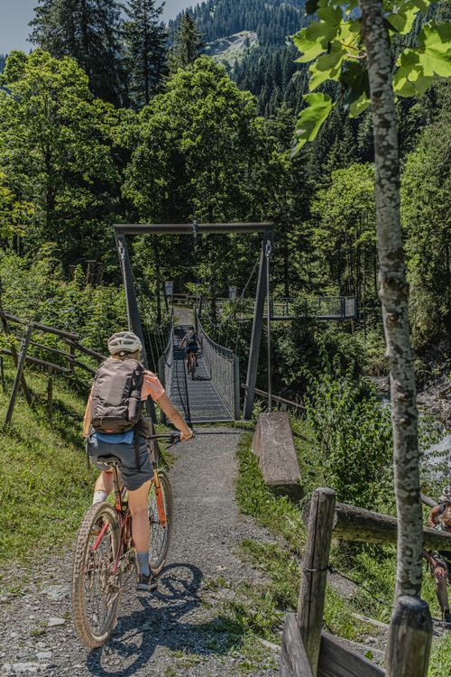 Die Hängebrücke über einen Wasserfall im Spertental in den Kitzbüheler Alpen ist ein absolutes Highlight für Radfahrer. Nur auf Wanderer muss man aufpassen.