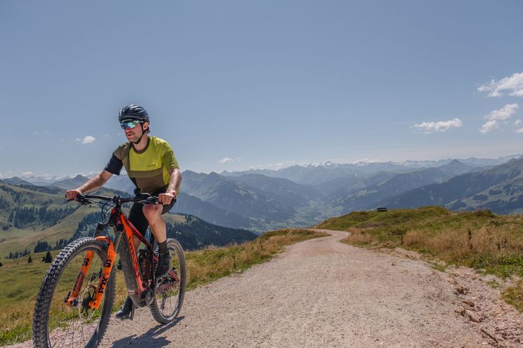 E-MTB or gravelbike, the climb up to Kitzbüheler Horn is amazing when done over Raintal on gravel.
