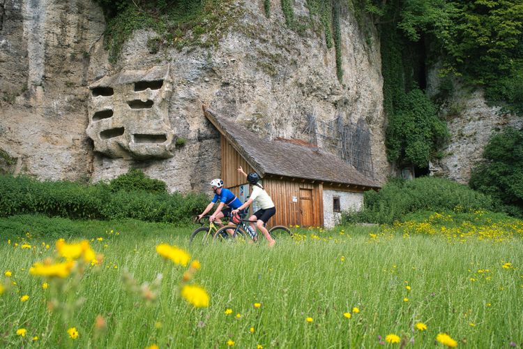 Der Georgenberg ist ein kleiner Felsen in der Mitte des Salzachtals in Salzburg mit perfekten Schotterwegen drum herum.