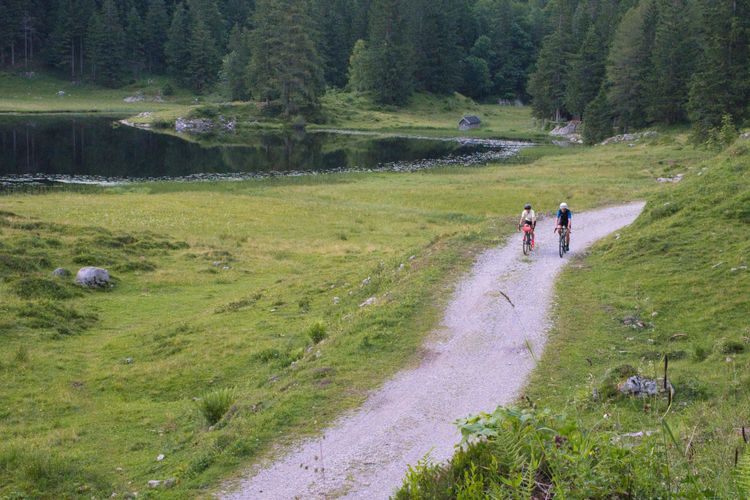 Radfahren mit Gravelbikes entlang des Seewaldsees ist ein tolles alpines Abenteuer in Österreich.