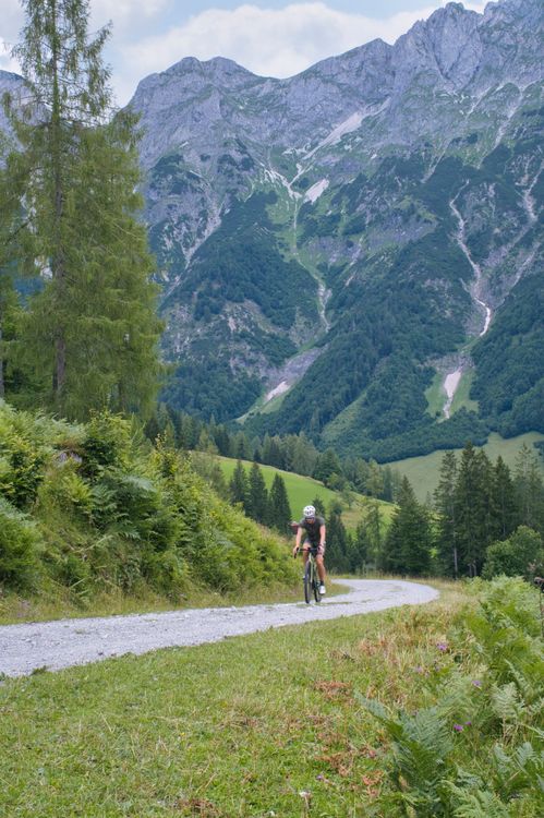 The panorama of the Tennengebirge is a special highlight on a tour to the Lammertal on gravel bikes.