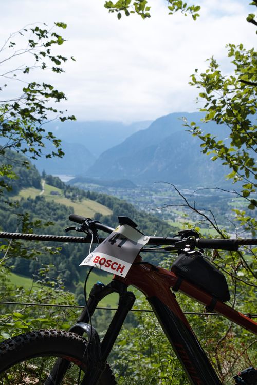 Aussicht auf den Hallstätter See von der ewigen Wand mit Bosch E-MTB