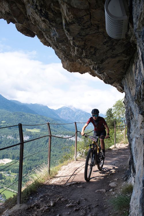 Die ewige Wand setzt Schwindelfreiheit bei Mountainbikern voraus.