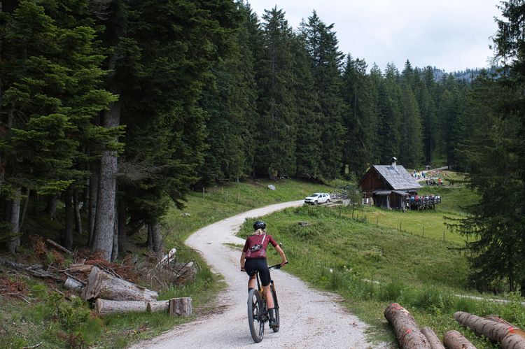 Die Rossmoosalm ist eine der schönsten Almen im Salzkammergut. bei der E-MTB Schnitzeljagd checkpoint mit Deuter.