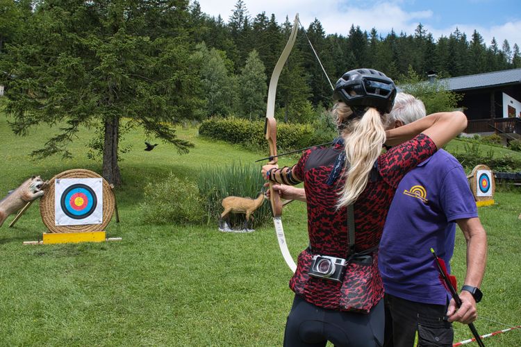 Bogenschiessen und Radfahren vereint. Das war die E-MTB Schnitzeljagd von Bosch bei der Salzkammergut Trophy 2024