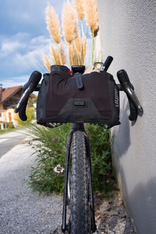 Accessories are towering above the bag thx to the accessory mounts of the Tailfin handlebar bikepacking bag.