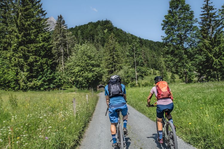 Auf dem Weg mit den Fahrrädern hinauf zum Wilden Kaiser.