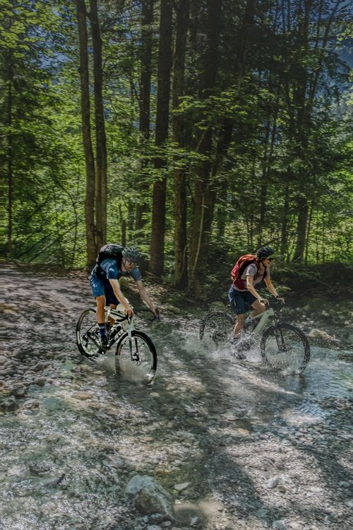 Eine Flussüberquerung ist ein großer Spaß und eine gute Abkühlung auf dem Weg in die Kitzbüheler Alpen mit dem Mountainbike.