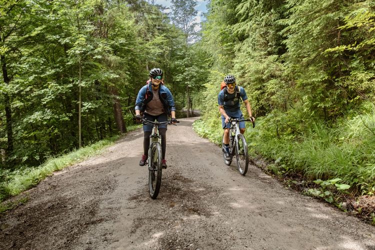 Die Schotterstraße zum Straubinger Haus in Tirol steigt in dichten Wäldern schnell an.