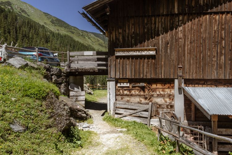 Rotwandalm invites hungry cyclists for a rest in the Brixental.