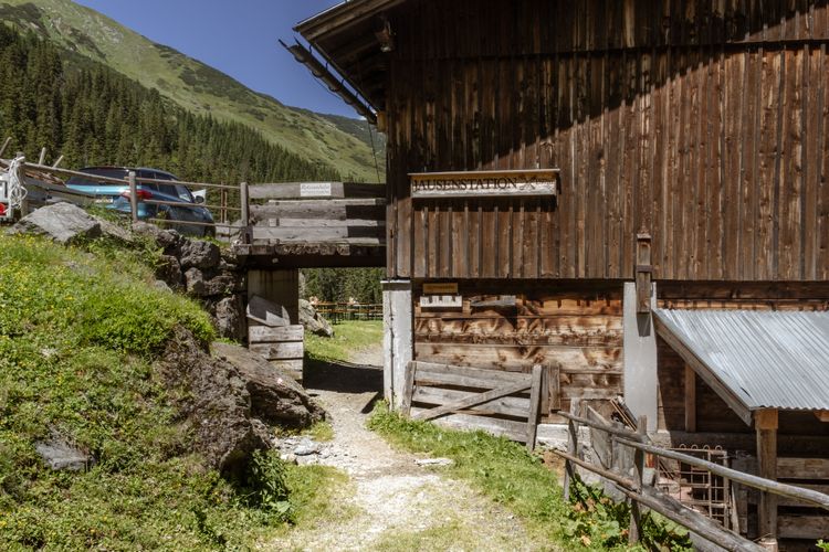 Die Rotwandalm lädt hungrige Radfahrer zu einer Rast im Brixental ein.