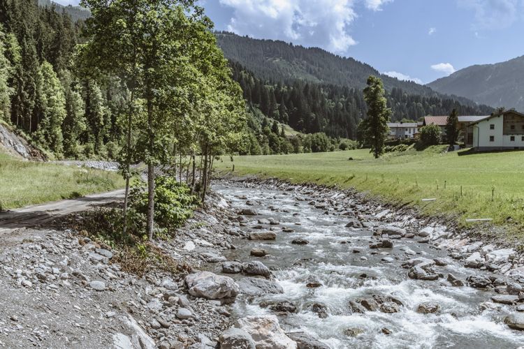 Entlang des Flusses radeln wir zurück nach Westendorf in Tirol.