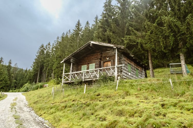 Schöne Almhütten erwarten uns beim Anstieg zur Choralpe im Brixental.