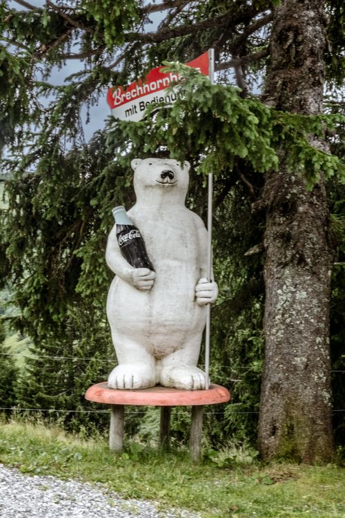 Wenn Sie diesen Eisbären sehen, haben Sie Ihr Ziel, das Brechhornhaus für Essen und Trinken, erreicht.