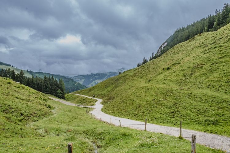Die Schotterstraße hinauf zur Wiegalm ist einfach fantastisch für die Aussicht auf die Alpen und ein Paradies für Mountainbiker.