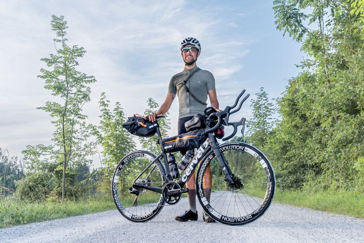 Das Cervelo Caledonia Endurance Bike kann bis zu 35mm Reifen aufnehmen und mit einer 2x Gruppe könnt ihr steile Anstiege bewältigen!