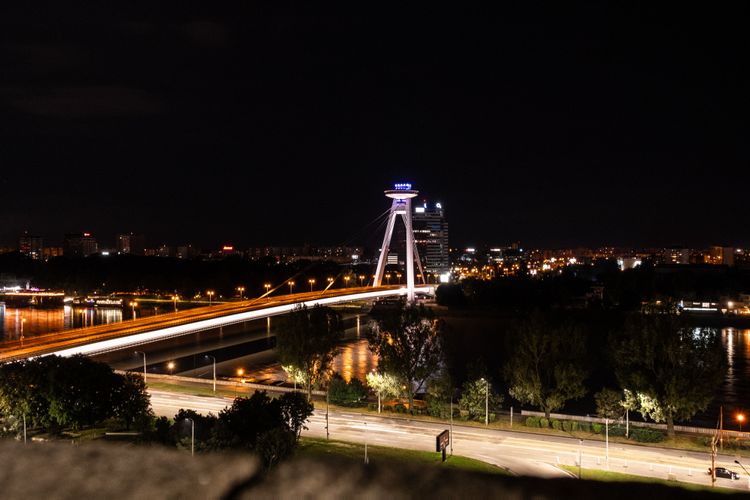 Bratislava bei Nacht. Die Radfahrer hatten keine Halluzinationen, als sie während des The LOOP Vienna Bikepacking-Events ein UFO in der Stadt sahen.