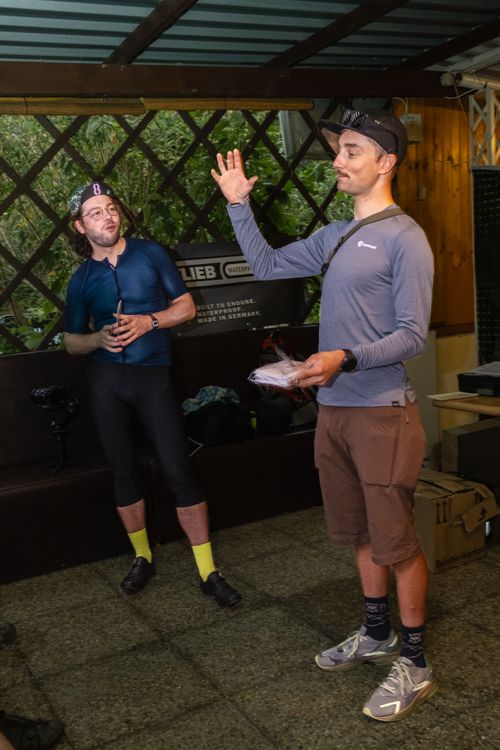 Max Riese explaining the challenges of the LOOP gravel race at the startline.