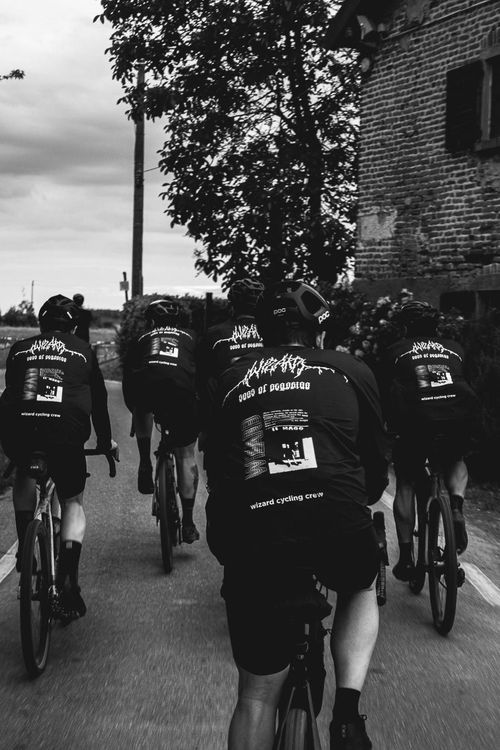 La Wizard Cycling Crew organizza una pedalata settimanale su gravel a Milano il giovedì.