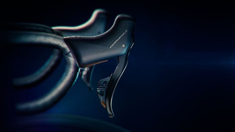 The new Campagnolo Super Record Wireless Ergopower levers are redesigned with 2 buttons on the lever and claim to be more ergonomic and comfortable.