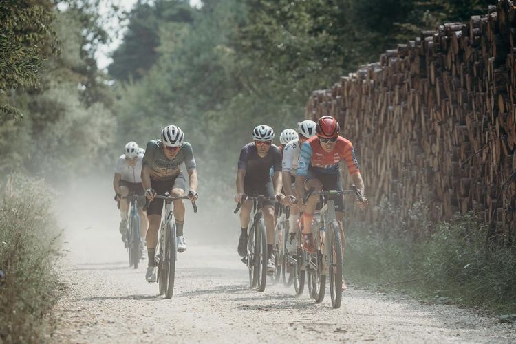 Rennen mit dem Coros DURA beim KLND‑Gravelrennen in Ungarn. Ein äußerst zuverlässiger Headunit!
