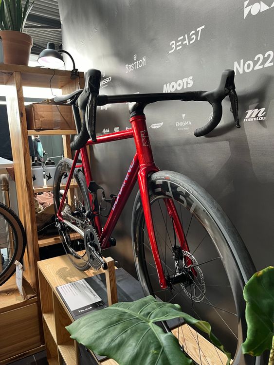 Bonanno Futomaki Disc with complete internal cable routing.