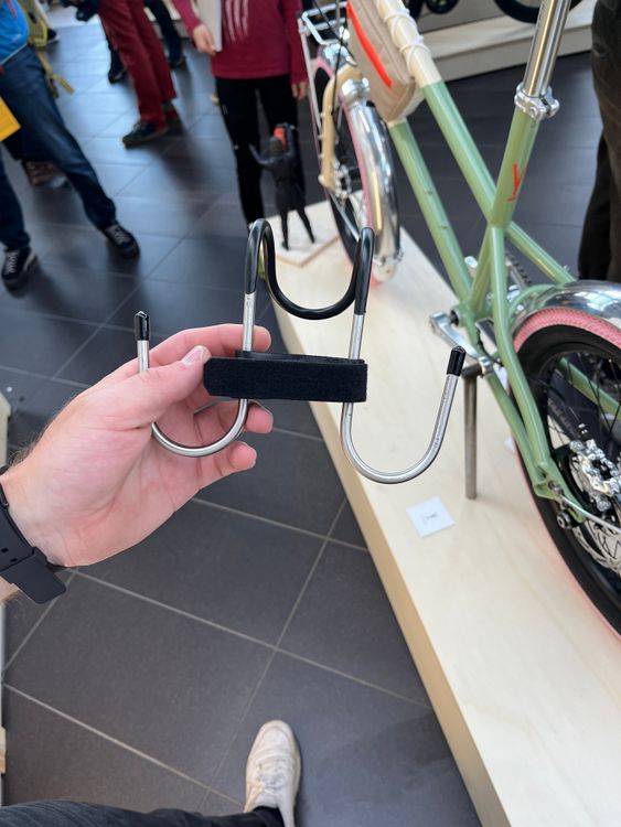 This little steel tube is held up by your stem and fixes your Fo.Goods Handlebar bag to your handlebars.