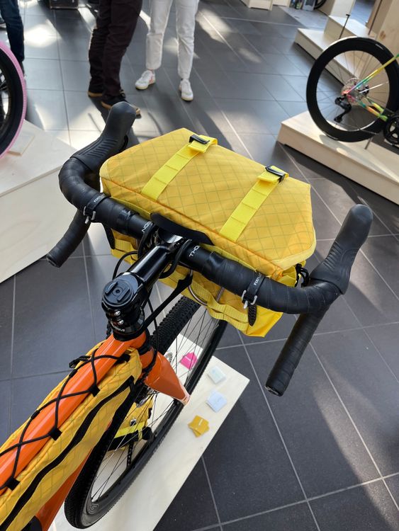 That's how the Fo.Goods handlebar bag looks attached to your bike.