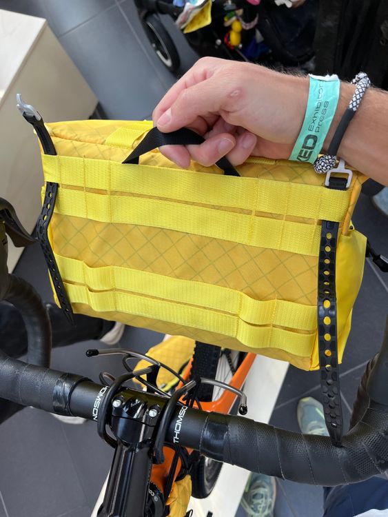 The Fo.Goods handlebar bag comes in 3 sizes and slides easy onto your handlebar where it gets fixed.