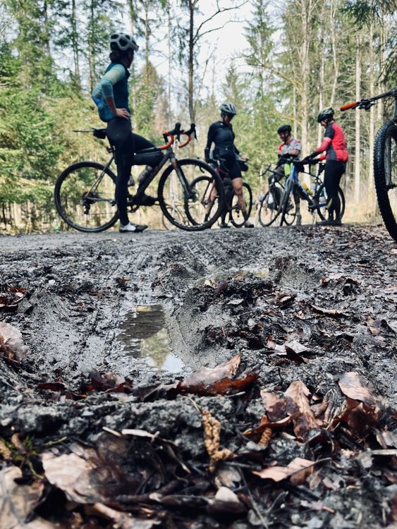 a muddy gravel ride didn't scare riders away from joining the Lynx Trail social ride in Graz.