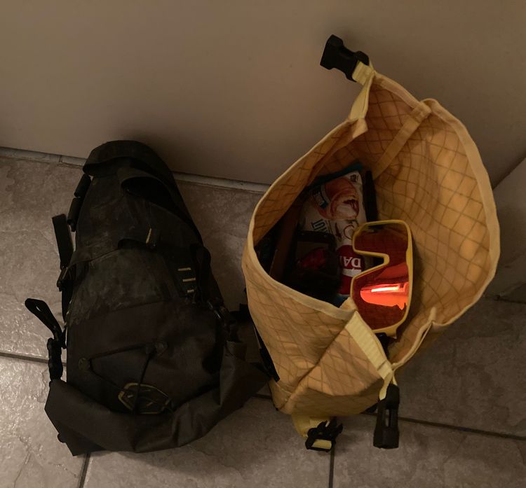 All snacks and accessories fit in the fO.goods Handlebar bag Nummer 6