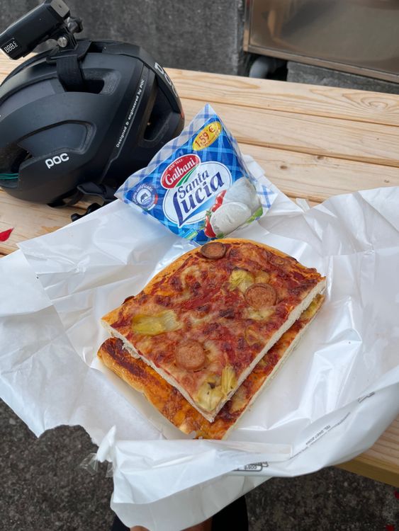 Pizza nach Gewicht an der Theke. Der Traum eines jeden Bikepackers!