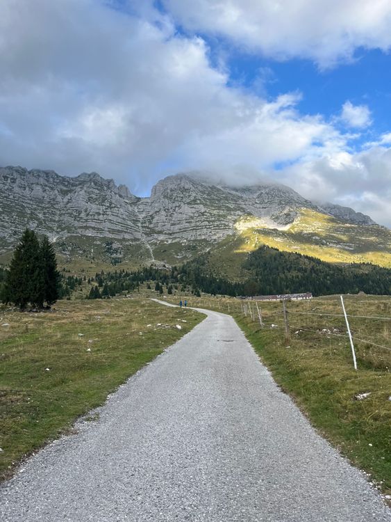 Der Anstieg zum Rifugio Giacomo di Brazza. Ein wunderschöner Checkpoint beim Sneak Peaks Adventure.