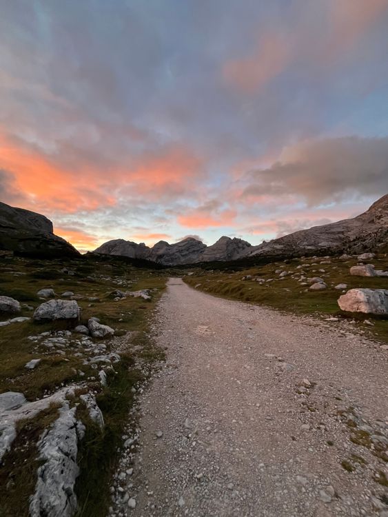 Fanes bei Sonnenaufgang ist wohl eines der schönsten Erlebnisse das man am Rad haben kann!