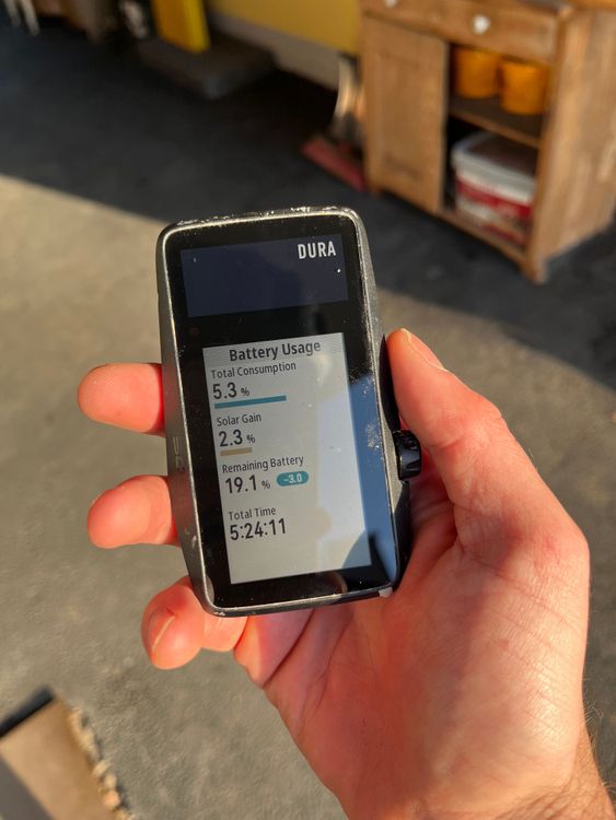 Die Akkulaufzeit und das Energiemanagement des DURA beeindrucken. Die Solarladung macht ebenfalls einen großen Unterschied.