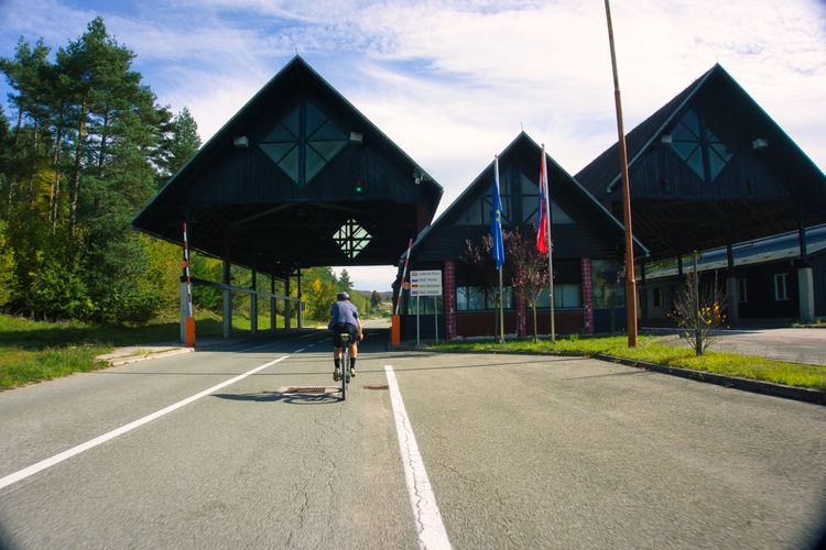 Heute ist die kroatische Grenze Teil des Schengen-Raums und nur noch eine Erinnerung an alte Zeiten auf der Lynx Trail Bikepacking-Route.