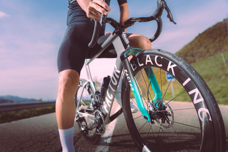 Factor ONE in Aktion in der Silverstone-Lackierung, 2025.