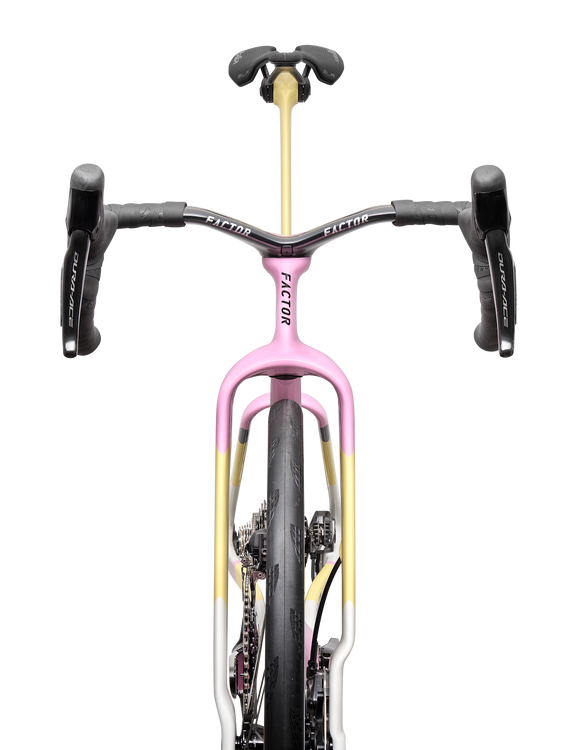 Factor ONE Blush: Der extrem schmale Steuerrohrbereich mit der weit außen stehenden Gabel erinnert an das Hope-Lotus-Trackbike.