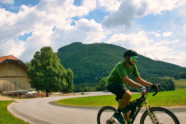 Ein paar Serpteninen und typische österreichische Landschaft machen den Gaisberg zum Paradies für Radfahrer.