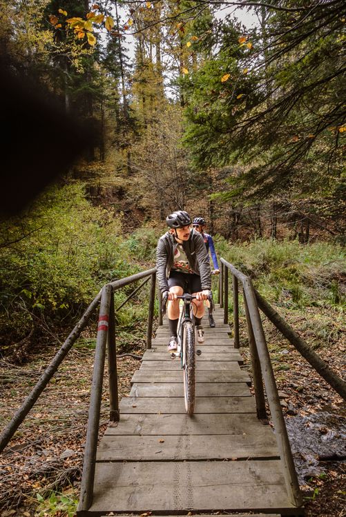 Schmale Trails führen zum Lokvarsko jezero See auf der Lynx Trail Bikepacking Route.