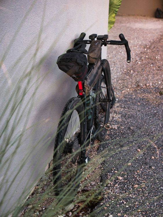 Eine Schmale Silouette ist auch bei bikepacking setups wichtig für Aerodynamik und normale Kniebewegung.