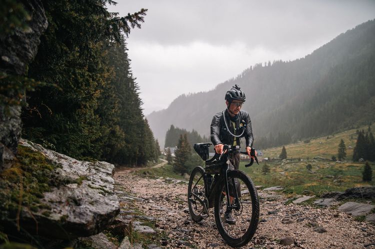 Der Hike-A-Bike der bald in einem Geröllfeld endete. Der Weg zu Sneak Peaks CP 2 war nicht leicht.