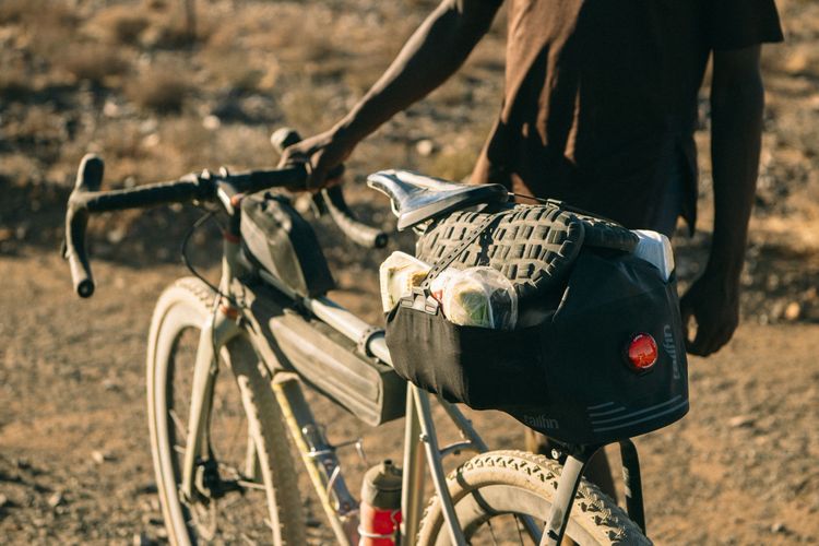 The new Tailfin AeroPack Cargo provides 3L extra storage through side cargo pockets.