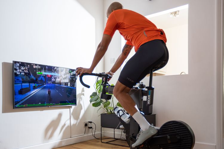 With Wahoo RGT there is a new competitor to ZWIFT for indoor cycling with a fun gamification for your hours in the pain cave!